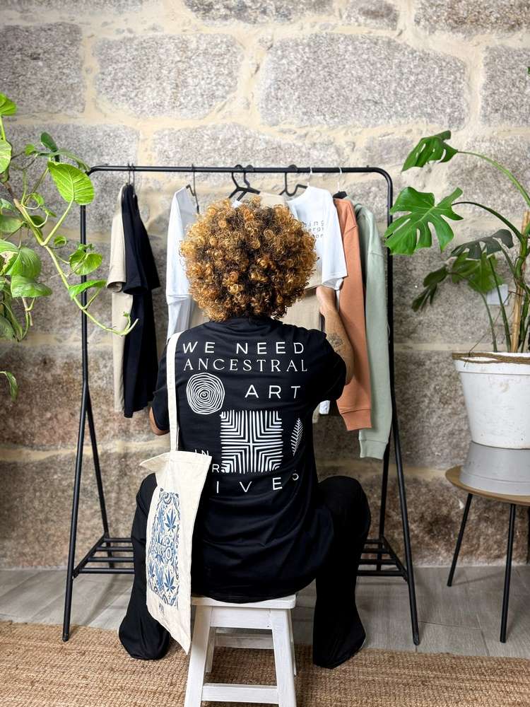 T-Shirt 'Ancestral Art' – Camiseta Ecológica | Algodão Orgânico - Imagem 3